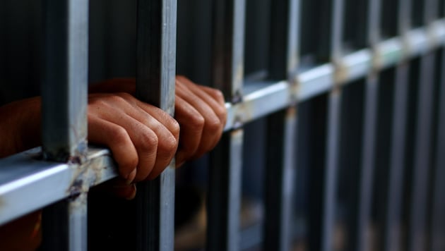 In Frankreich sind Gefängnisse seit Jahren überbelegt. Im Oktober waren knapp 63.000 Plätze zu ...