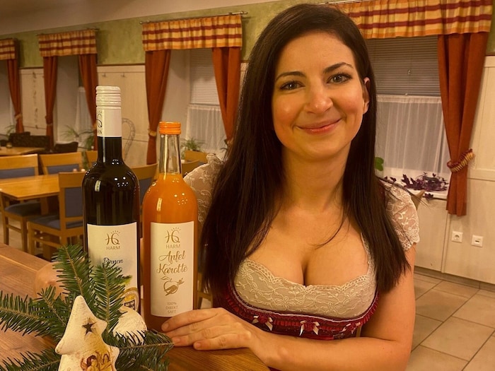 Veronika Harm hat liebevoll Obstsäfte abgefüllt.