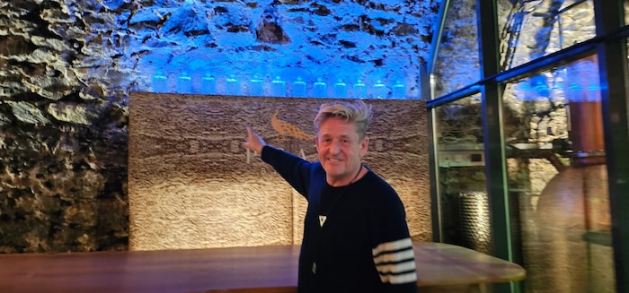 In der Pfau-Brennerei stellt Griffiths seinen Gin vor,.