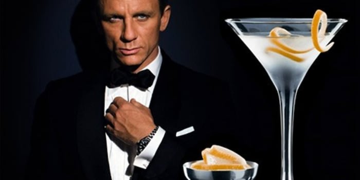 „Geschüttelt, nicht gerührt!“ James Bond Daniel Craig mit dem Martini-Cocktail.
