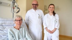 Prim. Dr. Dimitre Staykov und Dr. Stefanie Zach mit Frau L. nach ihrer ersten Infusion. Danach ...