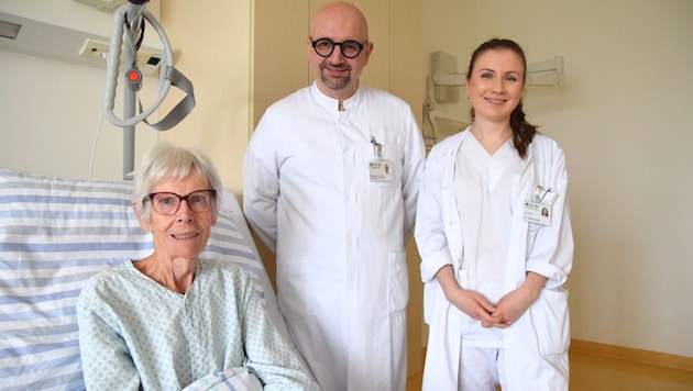 Prim. Dr. Dimitre Staykov und Dr. Stefanie Zach mit Frau L. nach ihrer ersten Infusion. Danach ...