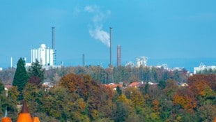 Burghausen, direkt an der Grenze zu Oberösterreich, ist der größte Produktionsstandort des ...