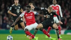 Bayern-Legionär Konrad Laimer (re.) hatte gegen Arsenal-Star Bukayo Saka einiges zu tun. 