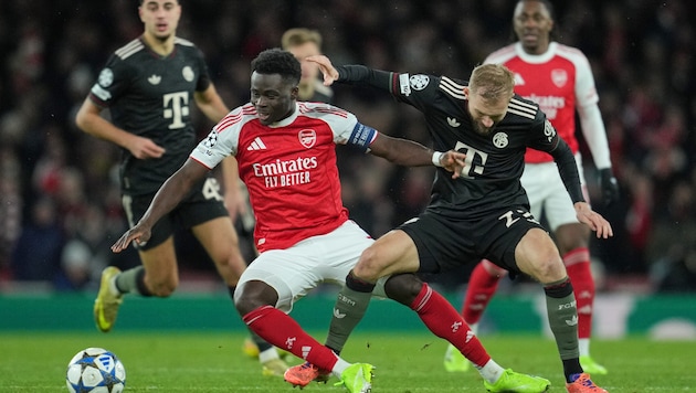 Bayern-Legionär Konrad Laimer (re.) hatte gegen Arsenal-Star Bukayo Saka einiges zu tun.