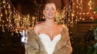 Lena Gercke sorgte bei ihrem Magical Christmas Ball in Berlin für Schnappatmung. Ihr Look: oben ...