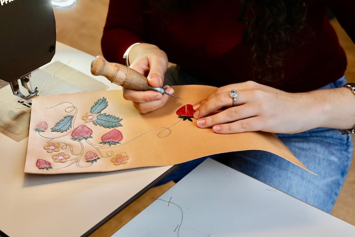 Die Hüllen werden nach Wunsch mit Designs bestickt.