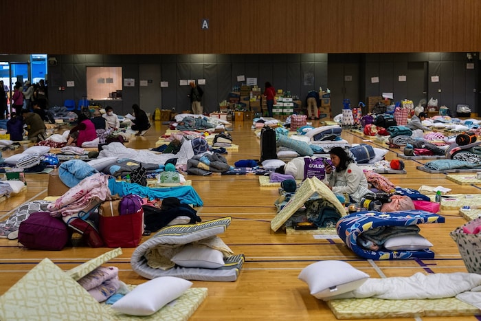 Viele müssen in der Notunterkunft ausharren.
