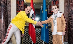 Musiker Austrofred und Kurt Razelli, Kunstfigur mit Schwarzenegger-Maske, geben mit dem ...