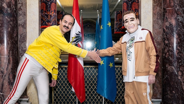 Musiker Austrofred und Kurt Razelli, Kunstfigur mit Schwarzenegger-Maske, geben mit dem ...