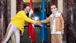 Musiker Austrofred und Kurt Razelli, Kunstfigur mit Schwarzenegger-Maske, geben mit dem ...