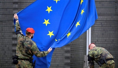 Deutsche Soldaten mit der Flagge der Europäischen Union.