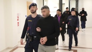 Vier Männer aus Syrien werden aus der U-Haft vorgeführt, drei werden freigesprochen.