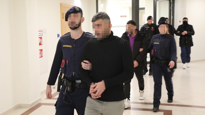 Vier Männer aus Syrien werden aus der U-Haft vorgeführt, drei werden freigesprochen.