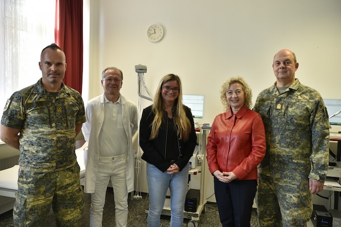 Gesundheitslandesrätin Prischl (2. v. re.) mit Kommandant Härtinger (re.) und dem ärztlichen ...