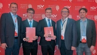 Die beiden Diplomanden holten beim TÜV Austria.Preis 2025 den 1. Platz für ihre HTL Hollabrunn, ...