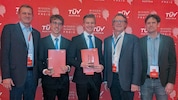 Die beiden Diplomanden holten beim TÜV Austria.Preis 2025 den 1. Platz für ihre HTL Hollabrunn, ...