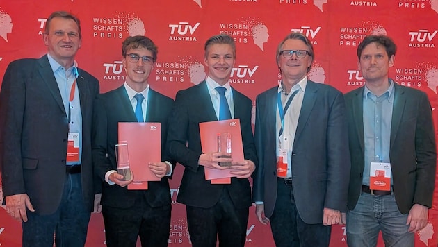 Die beiden Diplomanden holten beim TÜV Austria.Preis 2025 den 1. Platz für ihre HTL Hollabrunn, ...