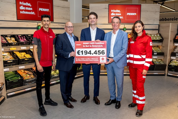 Ammar Mohammed (Filialleiter), Niko Karras (PENNY Geschäftsführer), Johannes Greller (PENNY ...