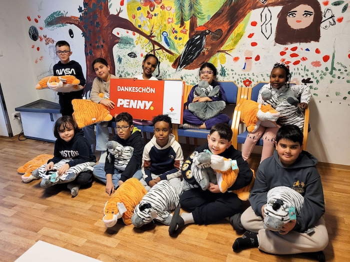 Die Kinder des Lernhauses freuen sich über die „Schlafari“-Kuschelpolster.