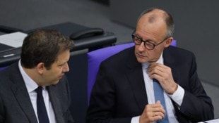 Von links: Deutschlands Vizekanzler Lars Klingbeil und Kanzler Friedrich Merz
