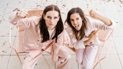 Ulrike Mayer alias „Die Mayerin“ und Isabel Gaber von der Musikkaberettgruppe „Die Duetten“ ...