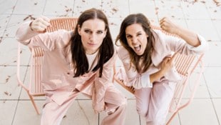 Ulrike Mayer alias „Die Mayerin“ und Isabel Gaber von der Musikkaberettgruppe „Die Duetten“ ...