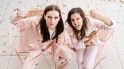 Ulrike Mayer alias „Die Mayerin“ und Isabel Gaber von der Musikkaberettgruppe „Die Duetten“ ...