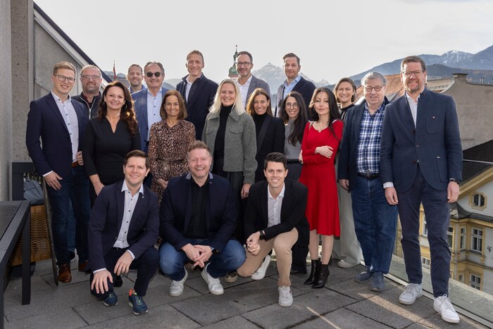 Die Teilnehmerinnen und Teilnehmer des Tiroler Centermanagertreffens auf der Dachterrasse im ...