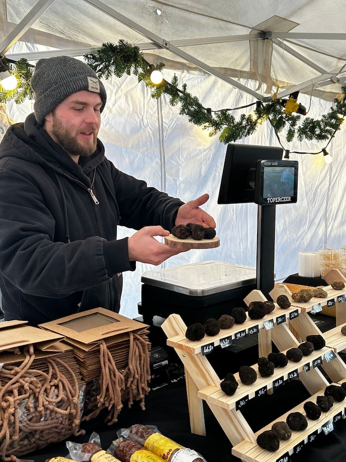 Benjamin Röbl mit den edlen Knollen.