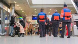 Horst Einöder/Flashpictures Die Security ist rund um die Uhr am Bahnhof unterwegs und versucht gemeinsam mit der Polizei, ...