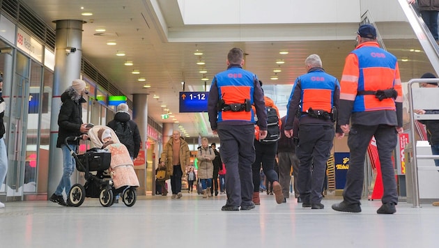 Die Security ist rund um die Uhr am Bahnhof unterwegs und versucht gemeinsam mit der Polizei, ...