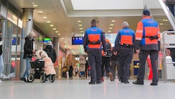 Die Security ist rund um die Uhr am Bahnhof unterwegs und versucht gemeinsam mit der Polizei, ...