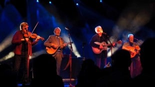 Ergraut, aber alles andere als leise: Die irische Kombo „The Dublin Legends“ geigte im Rockhouse ...