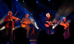 Ergraut, aber alles andere als leise: Die irische Kombo „The Dublin Legends“ geigte im Rockhouse ...