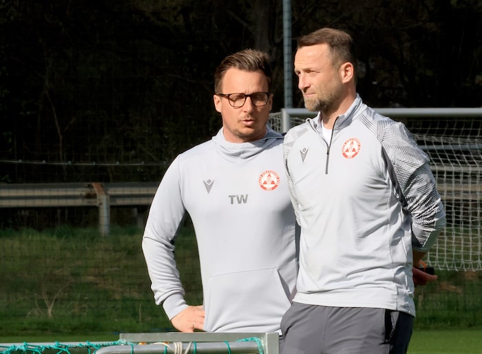 Sportchef Tino Wawra (l.) hielt an Trainer Ferdl Feldhofer fest und wurde für sein Vertrauen ...