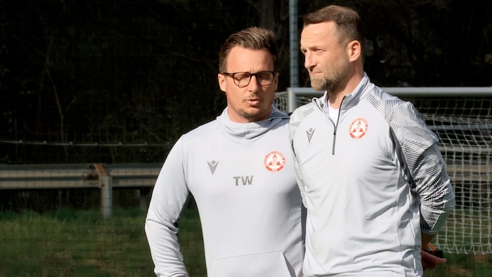 Sportchef Tino Wawra (l.) hielt an Trainer Ferdl Feldhofer fest und wurde für sein Vertrauen ...