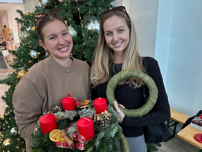 Hanna (li.) und Valentina holten sich Tipps, um mit ihren Schülern zu basteln.