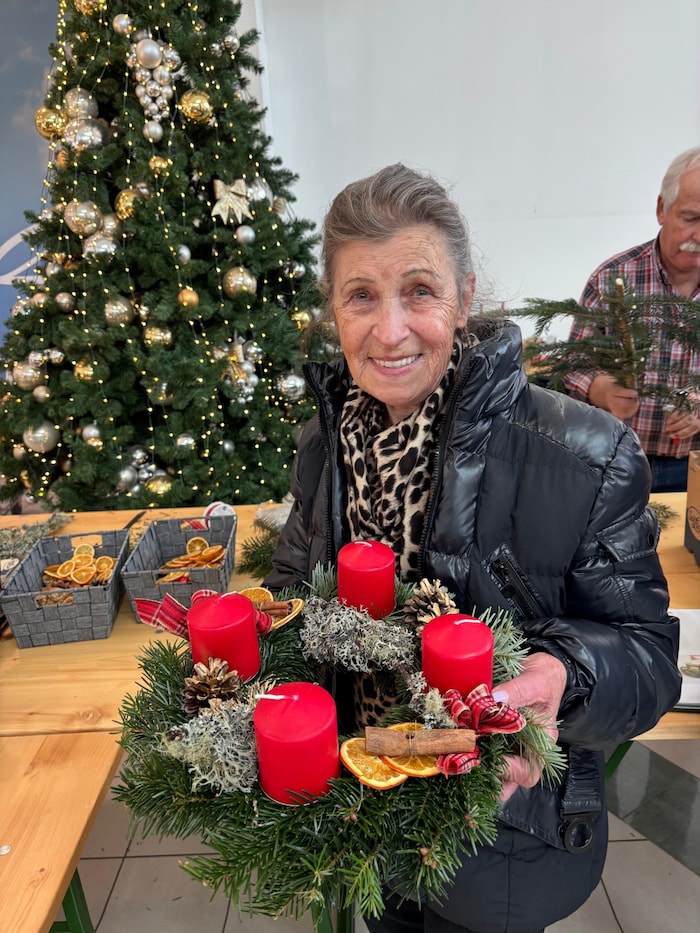 Erika aus Klagenfurt besuchte das Adventkranzbinden im Südpark.