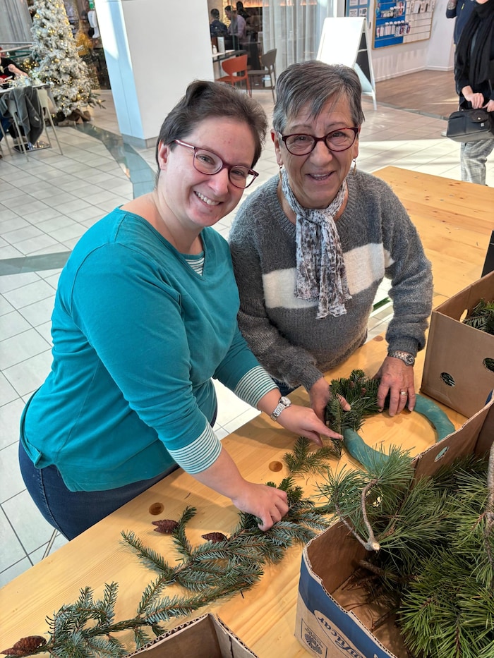 Barbara (li.) und Ingrid aus Keutschach banden zum Ersten Mal einen Adventkranz.