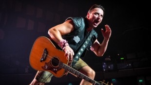 Andreas Gabalier (re.) rockt den Auftakt der Saison in Flachau.