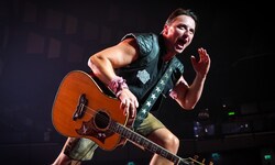 Andreas Gabalier (re.) rockt den Auftakt der Saison in Flachau.