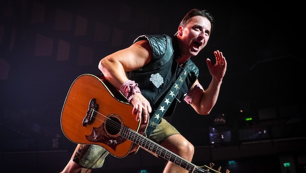 Andreas Gabalier (re.) rockt den Auftakt der Saison in Flachau.