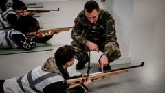 Junge Französinnen und Franzosen müssen derzeit lediglich einen ...