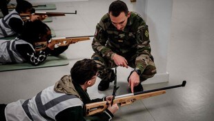 Junge Französinnen und Franzosen müssen derzeit lediglich einen ...