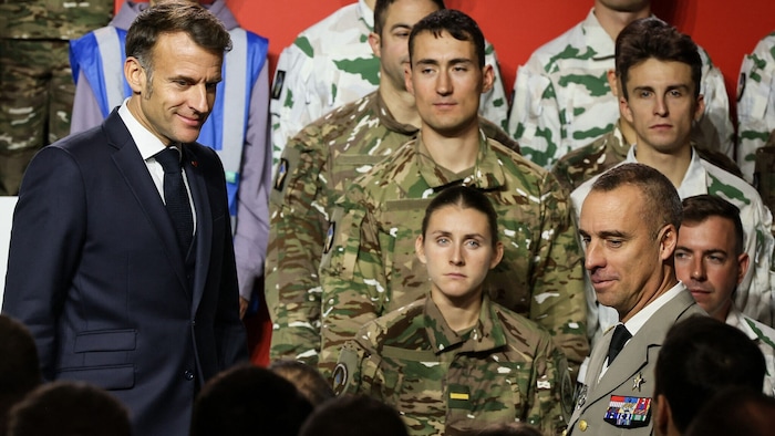 Präsident Emmanuel Macron stellte seine Pläne vor den Soldatinnen und Soldaten der Armeebasis in ...