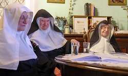 Die Nonnen dürfen im Kloster bleiben.