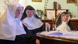 Die Nonnen dürfen im Kloster bleiben.