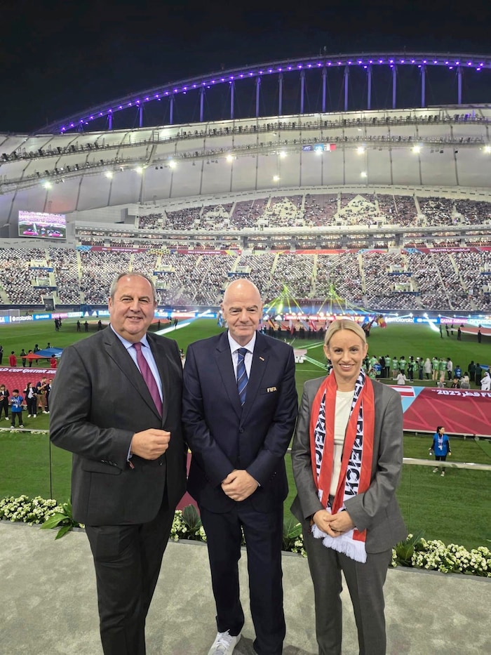 ÖFB-Präsident Josef Pröll mit FIFA-Präsident Gianni Infantino und und Staatssekretärin Michaela ...