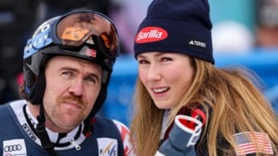 Mikaela Shiffrin (re.) war sichtlich emotional, als ihr Freund Kilde wieder von der Rennpiste ...